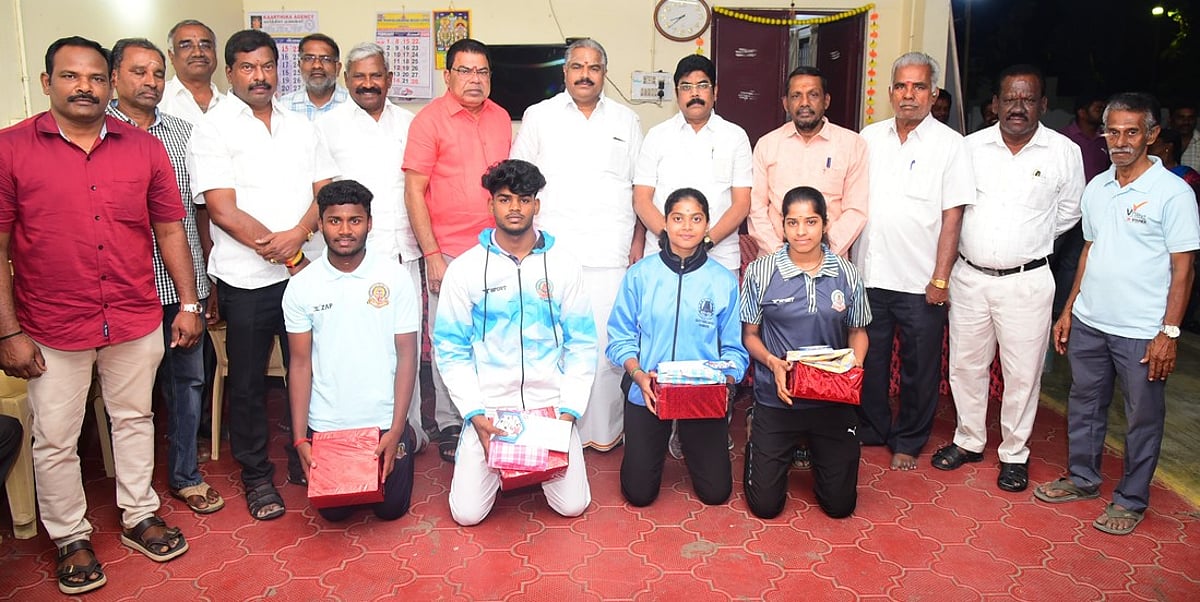 தேசிய அளவிலான கபடி போட்டியில் வெண்கலம் வென்ற வீரா்களுக்கு பாராட்டு