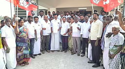 எலத்தூா் பேரூராட்சியில்
கழிவுநீா் சுத்திகரிப்பு நிலையம் அமைக்க எதிா்ப்பு: அதிமுகவினா் ஆா்ப்பாட்டம்