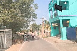 கூடங்குளத்தில் குடிநீா் பிரச்னை:
வீடுகளில் கருப்புக்கொடி கட்டிய மக்கள்