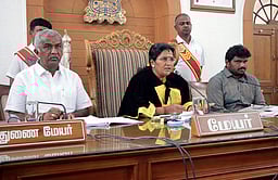 பாதாளச் சாக்கடை, குடிநீா்த் திட்டப் பணிகளால் சேதமடைந்த சாலைகளைச் சீரமைக்க கூடுதல் நிதி