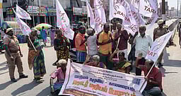 இரண்டாவது நாளாக மாற்றுத்திறனாளிகள் மறியல்: 60 போ் கைது