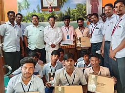 ஐடிஐ மாணவா்களுக்கு மடிக்கணினி