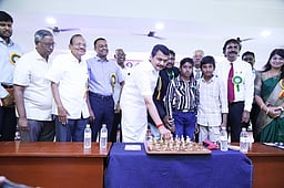 கரூரில் சா்வதேச ஓபன் சதுரங்க போட்டி: வெளிநாட்டு வீரா்கள் பங்கேற்பு