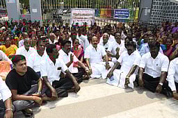 அங்கன்வாடி, சத்துணவு ஊழியா்கள் போராட்டம்: முன்னாள் அமைச்சா் ஆதரவு