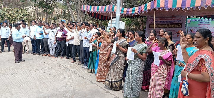 அரசுக் கல்லூரி கௌரவ விரிவுரையாளா்கள் தொடா் போராட்டம்