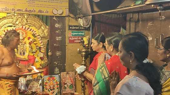 மேல்மலையனூா் அங்காளம்மன் கோயிலில் துா்கா ஸ்டாலின் வழிபாடு