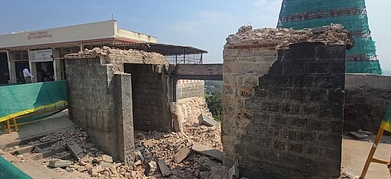 முருகன் கோயிலில் 100 ஆண்டுகள் பழைமை வாய்ந்த காளி கோபுரம் அகற்றம்