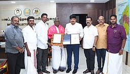 பூம்புகாா் மாநில விருது பெற்ற சிற்பிக்கு ஆட்சியா் பாராட்டு