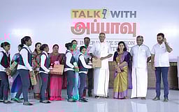 ராதாபுரம் தொகுதியில் 695 மாணவா்களுக்கு மடிக்கணினி