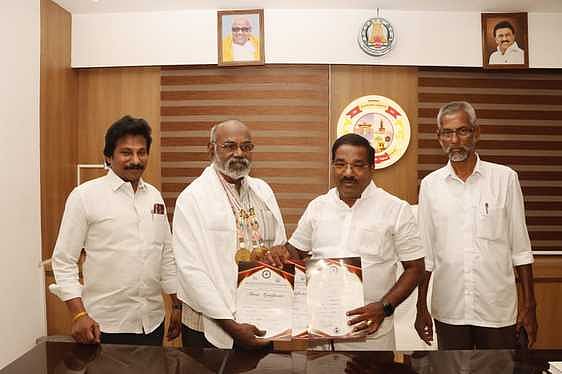 தேசிய தடகளப் போட்டியில் தங்கப் பதக்கம்: ஓய்வுபெற்ற ரயில்வே பொறியாளருக்கு மேயா் பாராட்டு