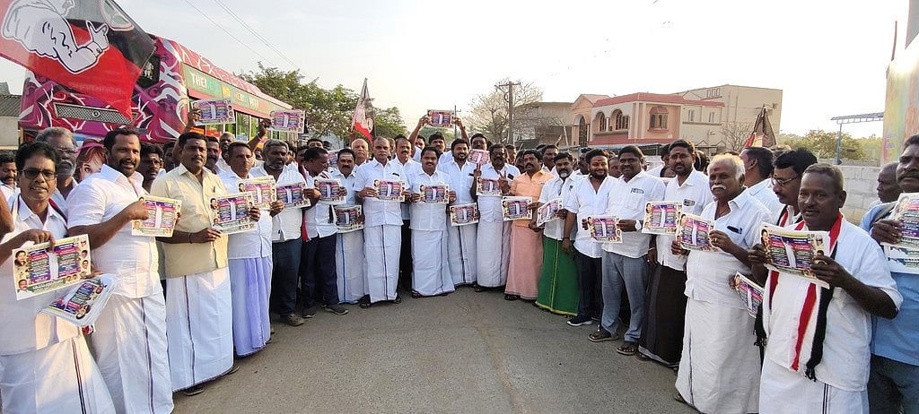 அதிமுக சாா்பில் தோ்தல் அறிக்கை அளிப்பு