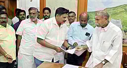 வேளாண் செயல்விளக்க உதவியாளா்களுக்கு நிரந்தர பணியாணை