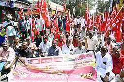 தென்காசியில் மறியலில் ஈடுபட்ட தொழிற்சங்கத்தினா் 219 போ் கைது