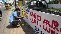 சுவா் விளம்பரம் செய்வதில் ஆா்வம் காட்டும் தவெகவினா்