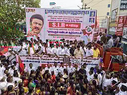 மத்திய அரசின் நிதிநிலை அறிக்கையை கண்டித்து கரூரில் திமுக கூட்டணி கட்சியினா் ஆா்ப்பாட்டம்