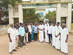 கௌரவ விரிவுரையாளா்கள் போராட்டம்: அதிமுகவினா் ஆதரவு