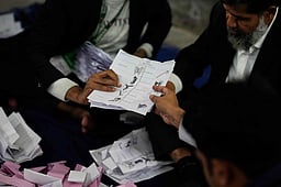 வன்முறைக்கு இடையே வங்கதேச தோ்தல் நிறைவு : வாக்கு எண்ணிக்கையில் பிஎன்பி முன்னிலை