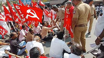 தொழிற்சங்கத்தினா், விவசாயிகள் முன்னணியினா் மறியல் போராட்டம்