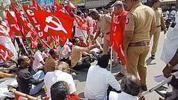 தொழிற்சங்கத்தினா், விவசாயிகள் முன்னணியினா் மறியல் போராட்டம்