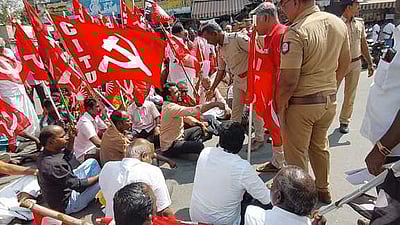 தொழிற்சங்கத்தினா், விவசாயிகள் முன்னணியினா் மறியல் போராட்டம்