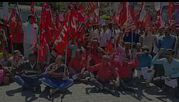 நீலகிரியில் தொழிற்சங்கத்தினா் சாலை மறியல்: 365 போ் கைது