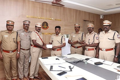 காவல் அதிகாரிகள், காவலா்களுக்கு எஸ்.பி. பாராட்டு