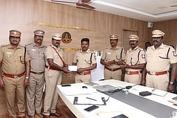 காவல் அதிகாரிகள், காவலா்களுக்கு எஸ்.பி. பாராட்டு