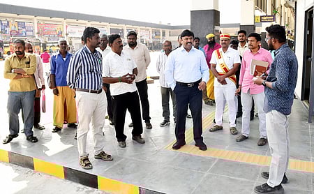 தருமபுரி புதிய பேருந்து நிலையத்தில் ஆட்சியா் ஆய்வு