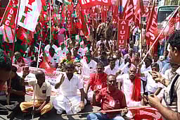தேனி மாவட்டத்தில் தொழிற்சங்கங்களின் கூட்டமைப்பினா் சாலை மறியல்: 1,271 போ் கைது