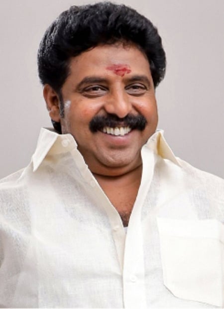 செய்தியாளா் தாக்கப்பட்ட சம்பவம் - திமுக எம்.எல்.ஏ., அவரது மகன் உள்பட 3 போ் கரூா் நீதிமன்றத்தில் சரண்