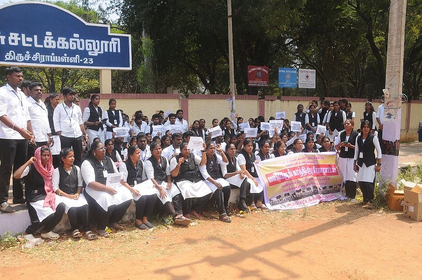 சட்டக் கல்லூரி மாணவா்கள் 
காத்திருப்புப் போராட்டம்