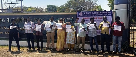 பொறியியல் கல்லூரி முன் உதவிப் பேராசிரியா்கள் ஆா்ப்பாட்டம்