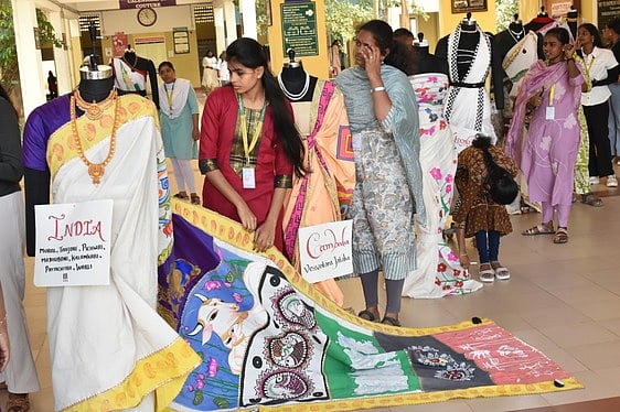 நிப்ஃட்-டீ கல்லூரியில் 
பாரம்பரிய புடவைக் கண்காட்சி