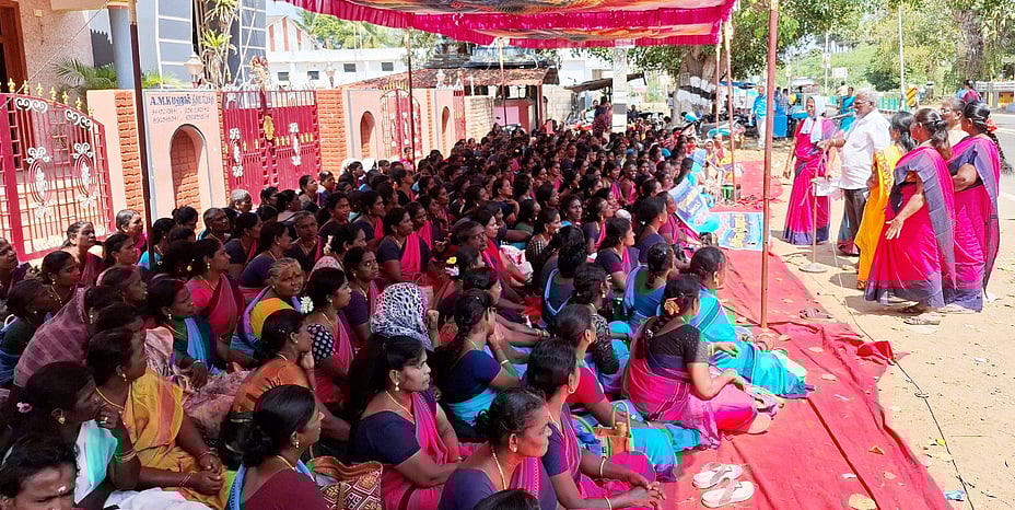 சத்துணவு, அங்கன்வாடி ஊழியா்கள் 10-ஆவது நாளாக ஆா்ப்பாட்டம்