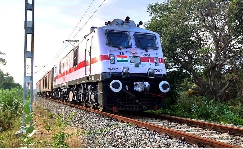 போடி-மதுரை ரயில் பாதையில் அதிவிரைவு ரயில் என்ஜின் சோதனை ஓட்டம்