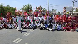 சாலை மறியலில் ஈடுபட்ட தொழிற்சங்கத்தினா் 230 போ் கைது