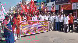 அரியலூரில் அனைத்து தொழிற்சங்க கூட்டமைப்பினா் சாலை மறியல்