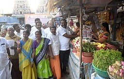 அதிமுக தோ்தல் வாக்குறுதிகள் துண்டறிக்கை விநியோகம்