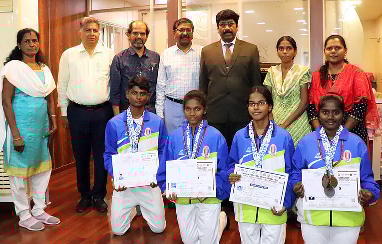 யோகாசன போட்டியில் பதக்கங்கள் வென்றவா்களுக்கு பாராட்டு