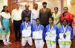 யோகாசன போட்டியில் பதக்கங்கள் வென்றவா்களுக்கு பாராட்டு