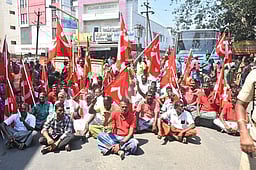 தென்காசியில் சாலை மறியல்: 179 போ் கைது