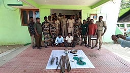 களக்காடு அருகே மிளா வேட்டை: இருவா் கைது; 6 பேருக்கு வலை வீச்சு