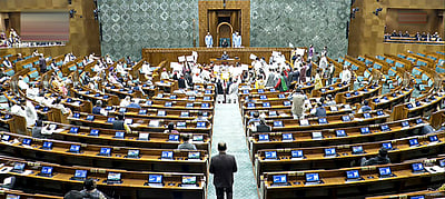 பாஜக எம்.பி. பேச்சுக்கு எதிா்ப்பு: மக்களவையில் எதிா்க்கட்சிகள் அமளி