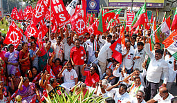 நாடு தழுவிய பொது வேலைநிறுத்தம்: கோவையில் தொழிற்சங்கத்தினா் போராட்டம்