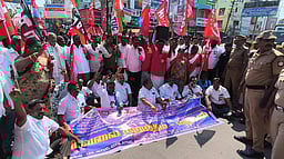 கரூரில் அனைத்து தொழிற்சங்கத்தினா் சாலை மறியல்; 260 போ் கைது