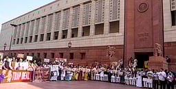 அமெரிக்கா - இந்தியா வர்த்தக ஒப்பந்தத்துக்கு எதிர்ப்பு! நாடாளுமன்றத்தில் எதிர்க்கட்சிகள் போராட்டம்!