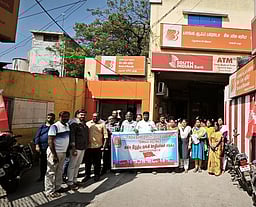 தென்காசி மாவட்டத்தில் வங்கி ஊழியா்கள் வேலைநிறுத்தம்