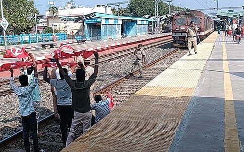 ஸ்ரீரங்கத்தில் ரயில் மறியல் போராட்டம் 160 போ் கைது