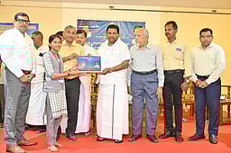 காயல்பட்டினம் மகளிா் கல்லூரியில் இலவச மடிக்கணினி வழங்கல்