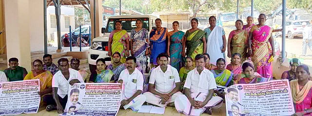 இலவச வீட்டுமனை பட்டா 
வழங்கக் கோரி போராட்டம்